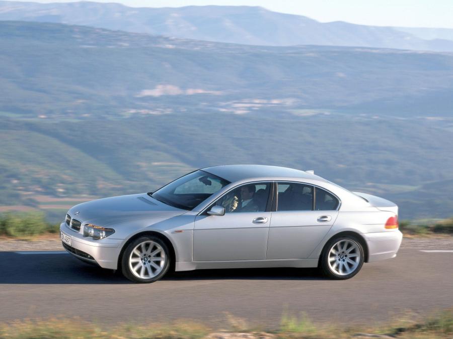  BMW 730i 2003 года  (фото 2 из 18)